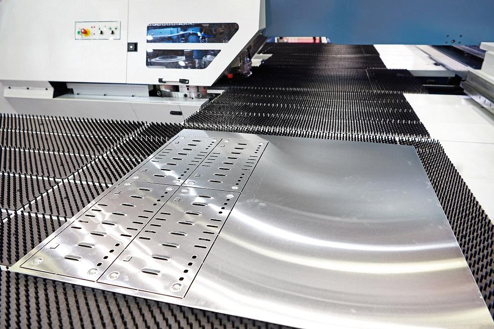Punzonado CNC en maquinaria industrial